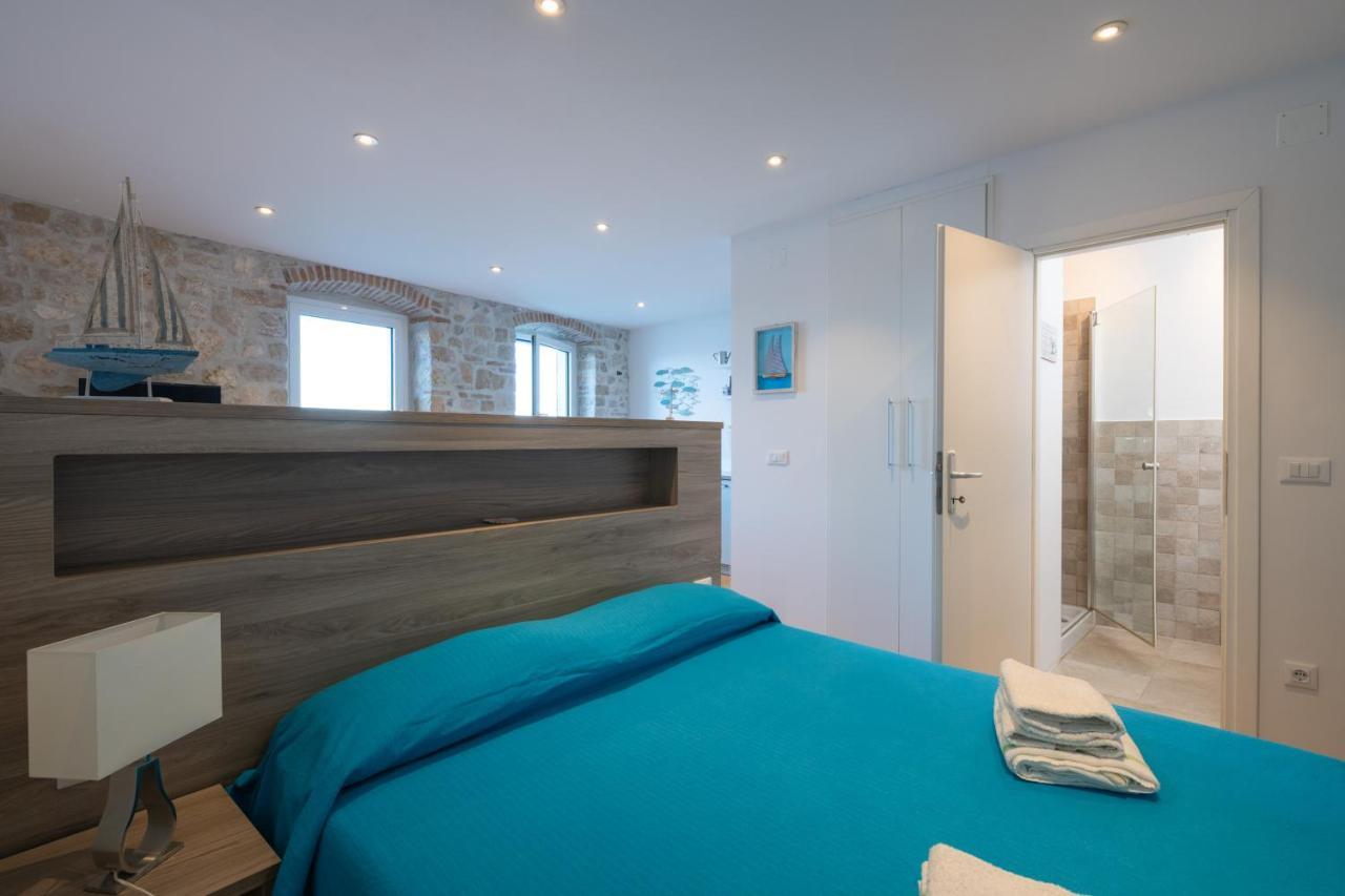 Blue Sea View Apartment Ровин Екстериор снимка